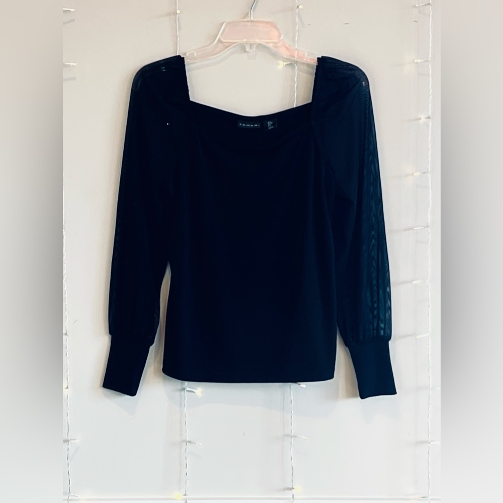 TAHARI black square neck long sleeve blouse